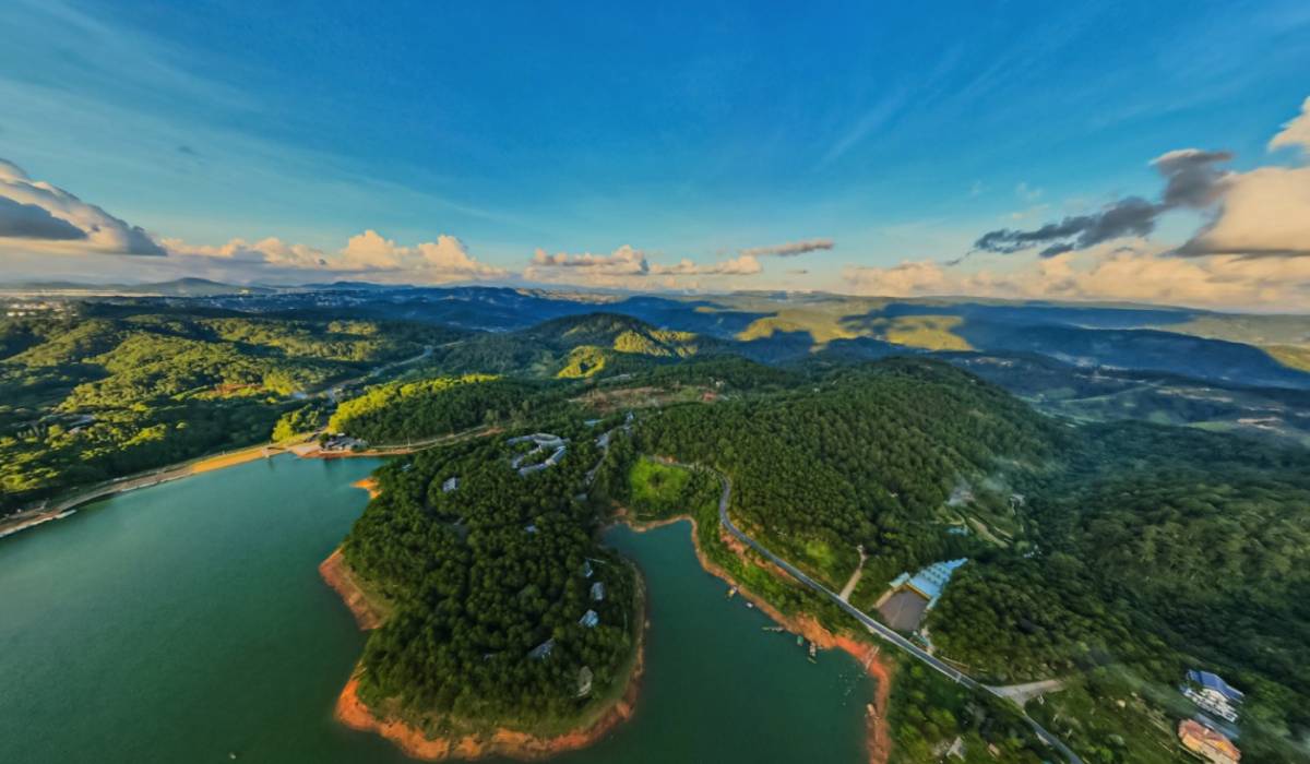 Peninsula along Tuyen Lam lake